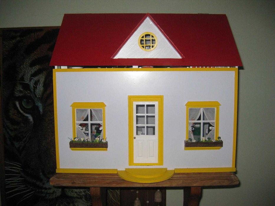 ELECTRIFIED DOLLHOUSE - LIVING ROOM AND ATTIC