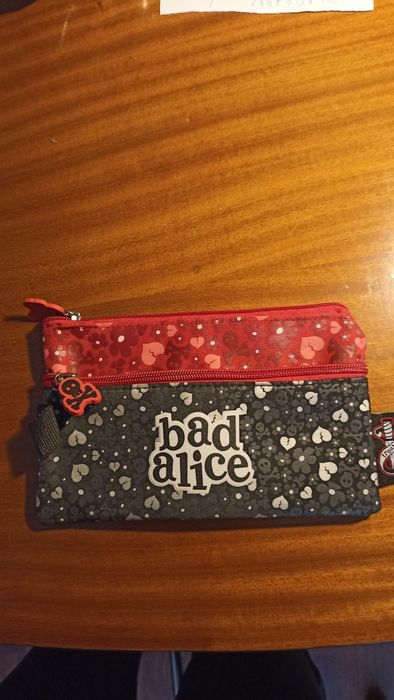 Estojo escolar novo "Bad Alice"