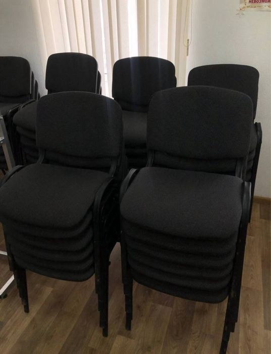 РАСПРОДАМ офис столы кресла стулья стеллажи, комоди,тумби,шкафы,орг техника КИЕВ