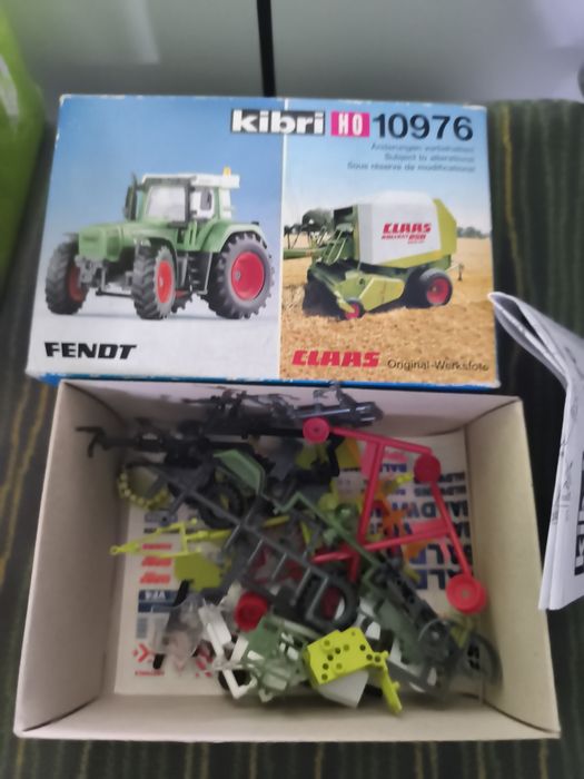 Modell traktora Fendt z przyczepką Class skala ho