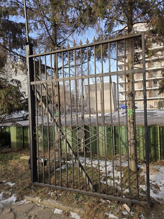 Brama wjazdowa dwuskrzydłowa z automatem , bardzo dobry stan.