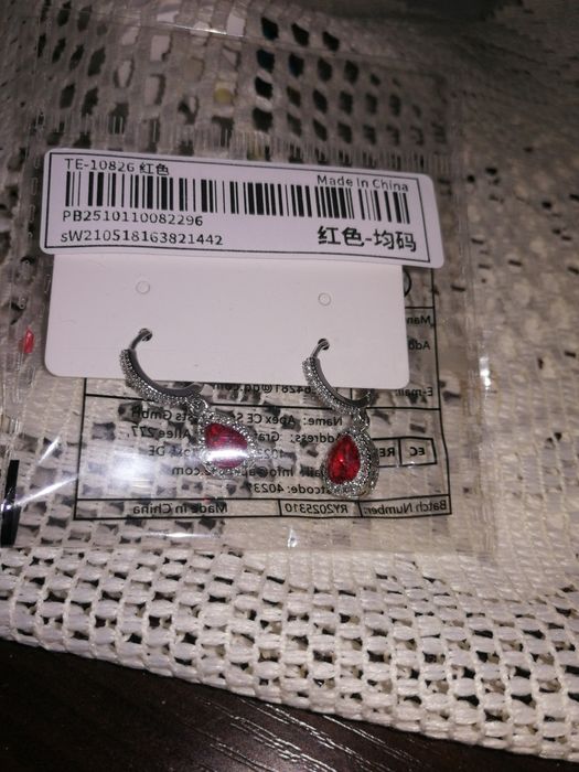 Nowe eleganckie błyszczące kolczyki wiszące czerwony kamień i cyrkonie