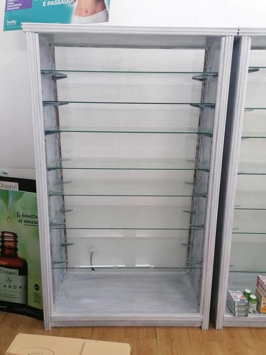 Estante de madeira com prateleiras de vidro