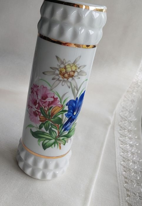 Smukły, wysoki wazon Arzberg. Biała porcelana, zdobiona kwiatami i del