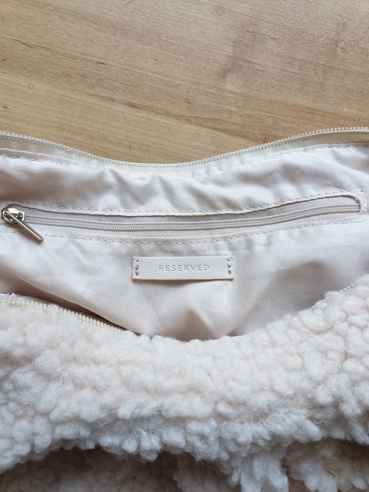 Torebka kremowa ze sztucznego baranka Reserved