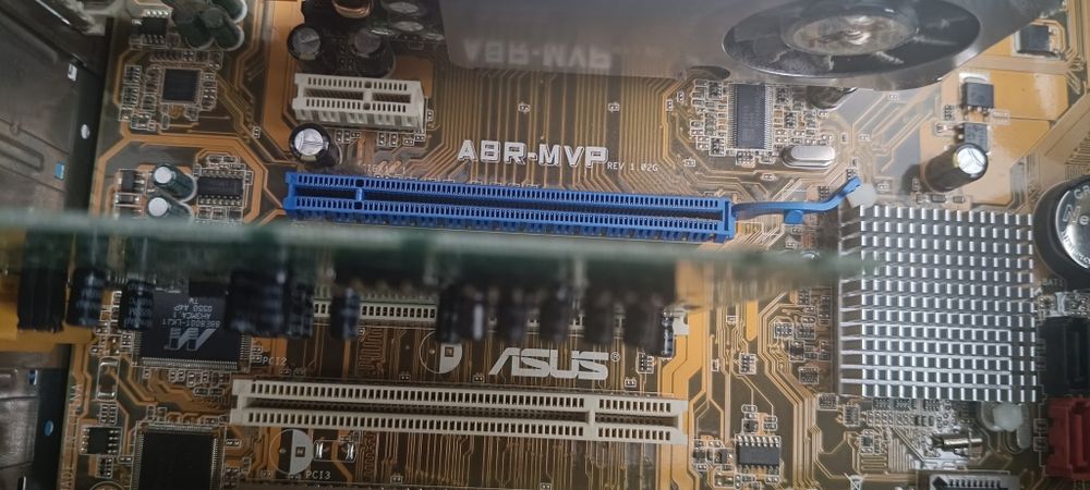 Komputer stacjonarny z monitorem