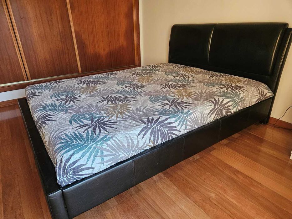 Cama de casal, com estrado e colchão