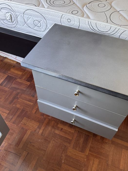 Cómoda e mesas de cabeceira