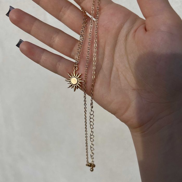 Colar com Pendente em Forma de Raio de Sol