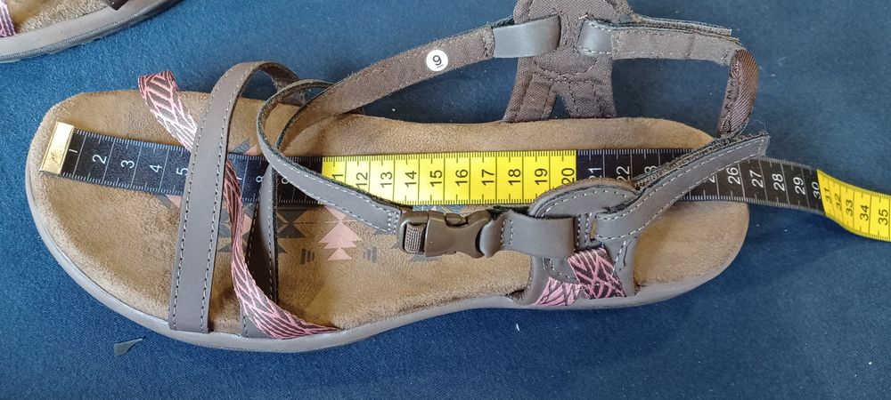 Sandały Skechers.