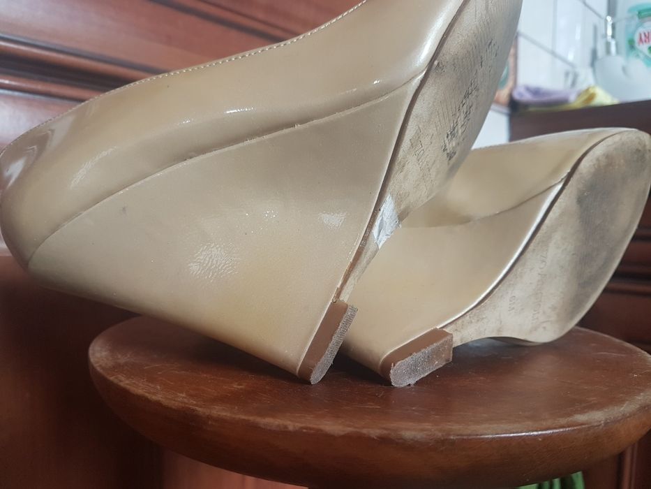 Buty na koturnie open toe perłowe Enzo Angiolini 36 skóra lakierowana