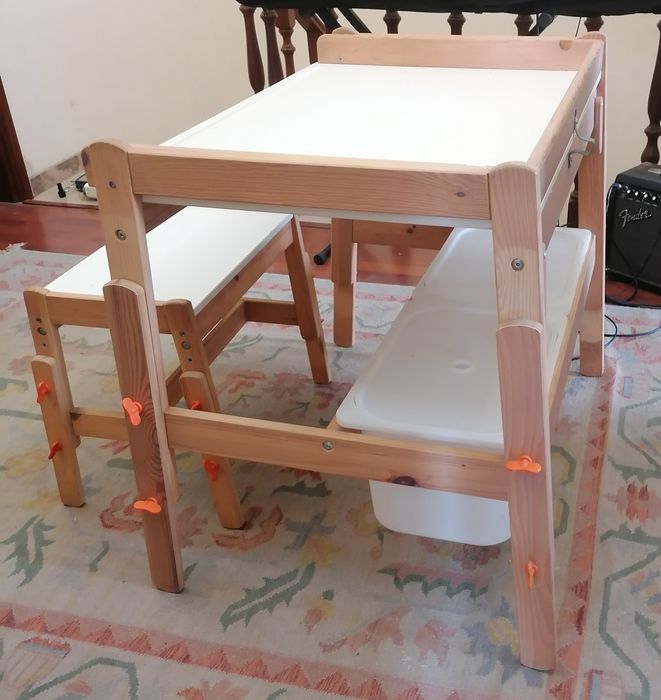 Secretária de criança  com banco