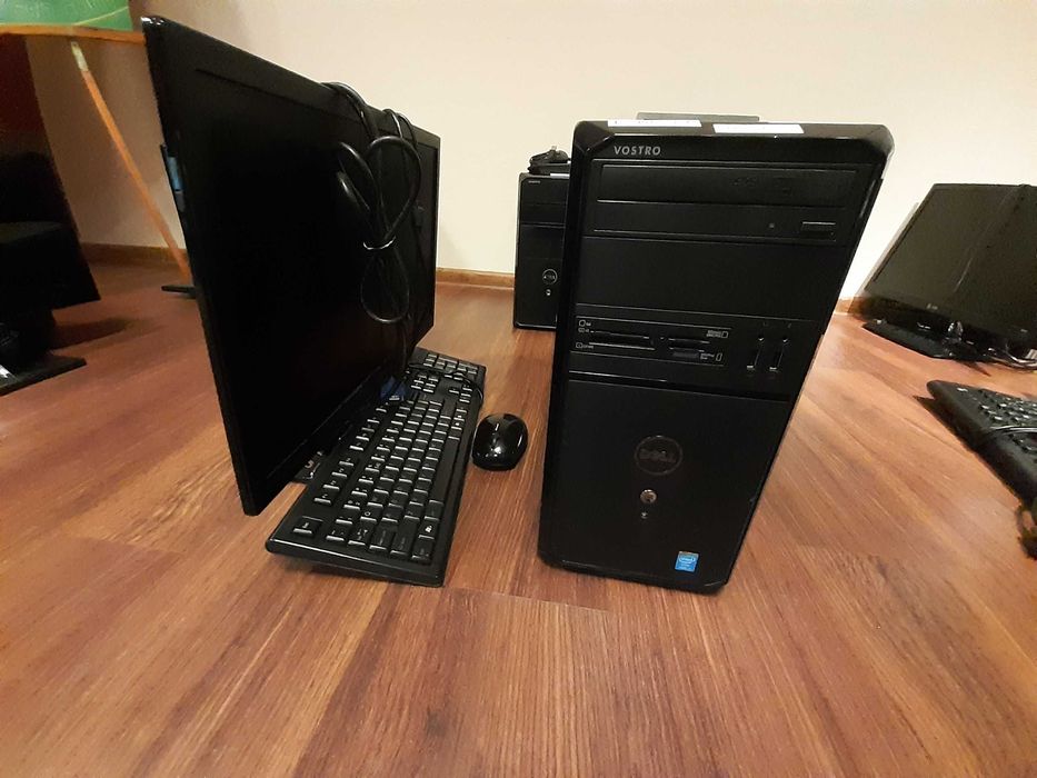 Komputer Dell z klawiaturą i monitorem
