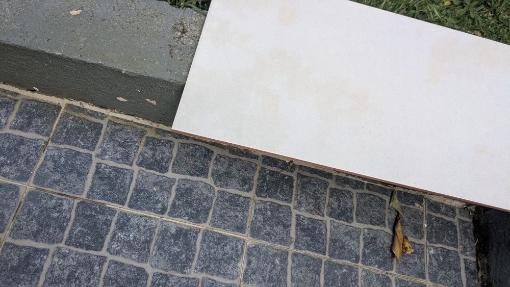 Revestimento cerâmico para paredes, Cor creme.