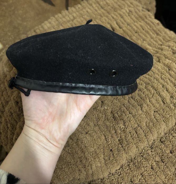 Берет чорний жіночий