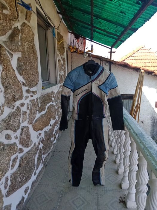 Casaco e calças de cabedal