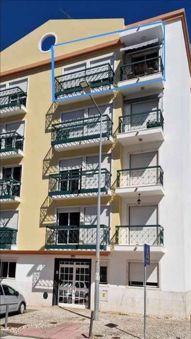Apartamento T2 com box, cozinha totalmente equipada, 3 varandas