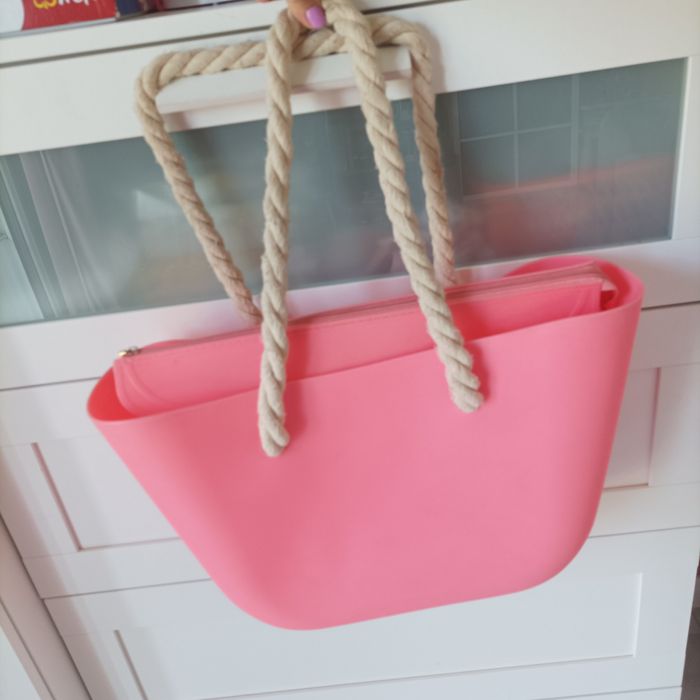 Torba w kolorze koralowym.