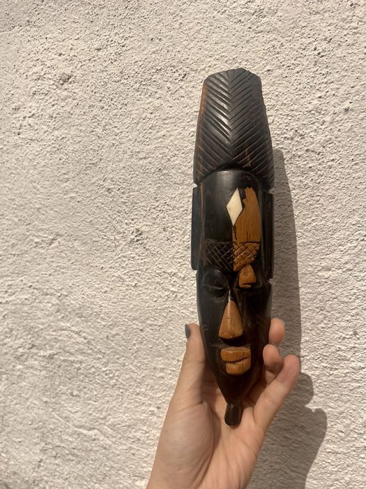 Conjunto de 2 máscaras africanas em madeira talhada à mão