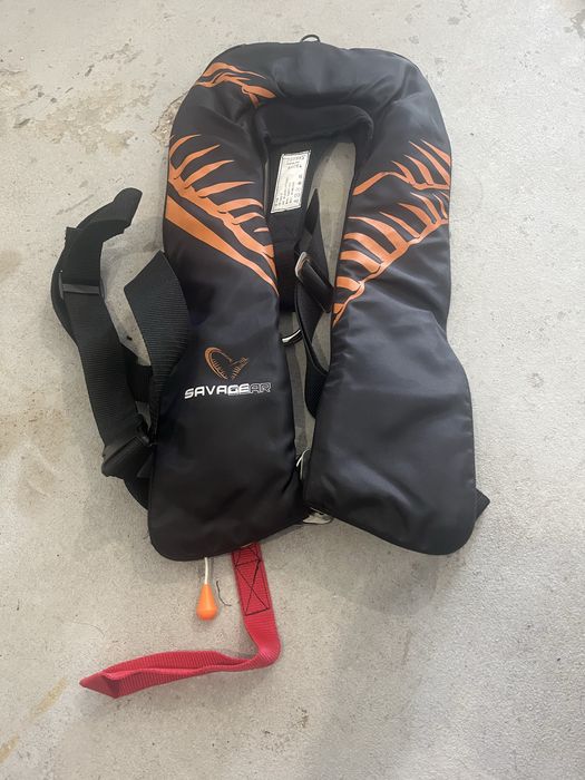 Savage Gear colete salva vidas Automatico 150N.