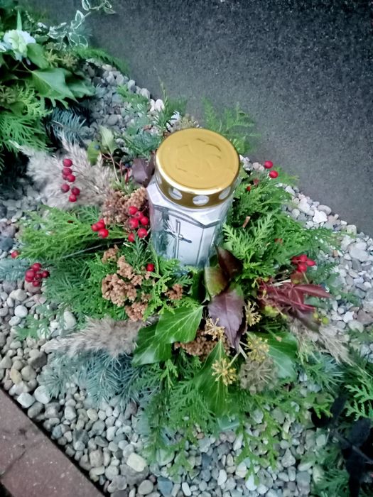 Naturalne wianki, dekoracje na cmentarz
