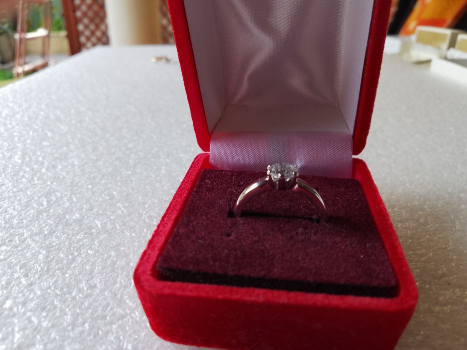 Pierścionek z białego złota R-10 z brylantem