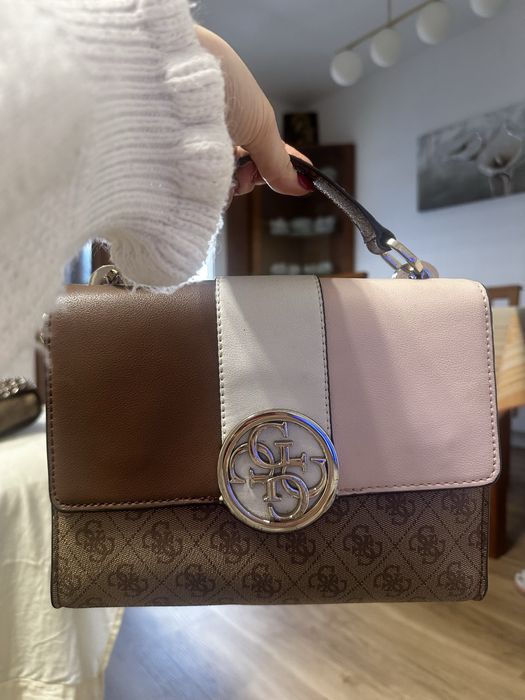 Mala Guess como Nova