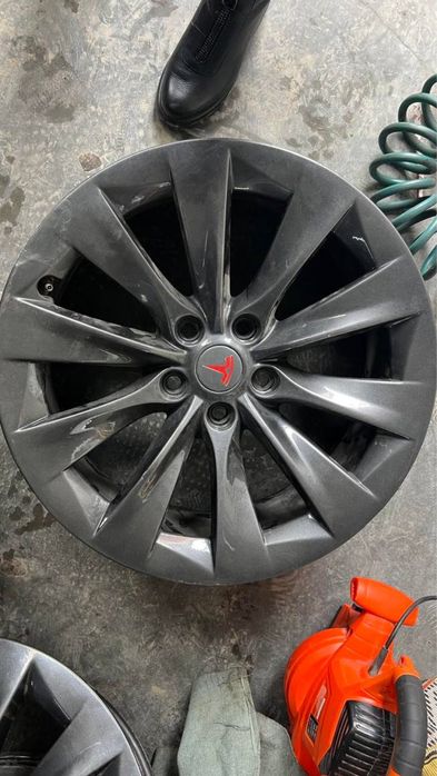 Шини і диски оригінал до Tesla
