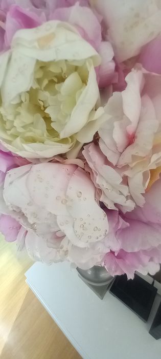 Bolas de flores artificiais com gotas