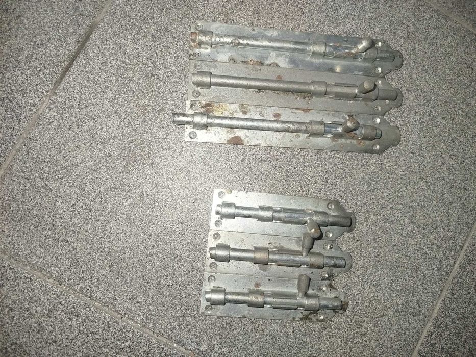 Conjunto de fechos para portas.