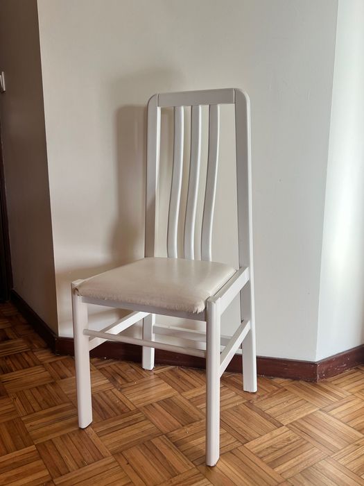 Cadeira branca com assento estofadado