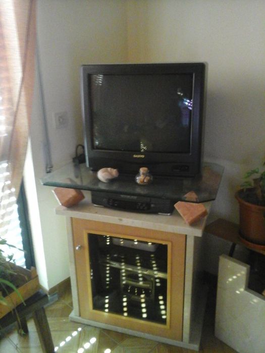 Móvel de TV em vidro e mármore