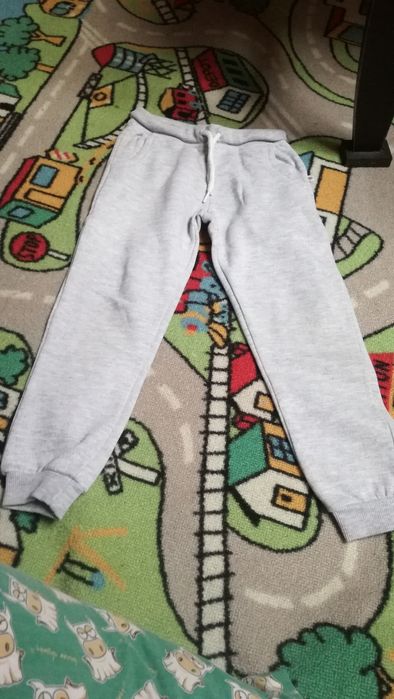 Varias roupas de menina