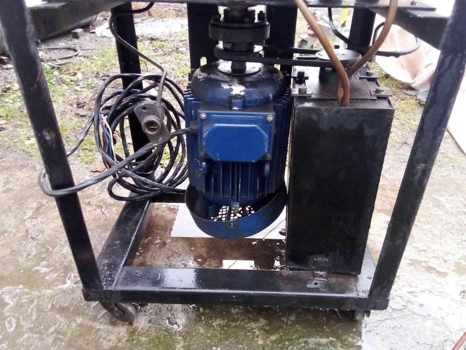 Продам Электродвигатель 2.2кВт  380 В, 5,6 А (4АМА100L6У3)