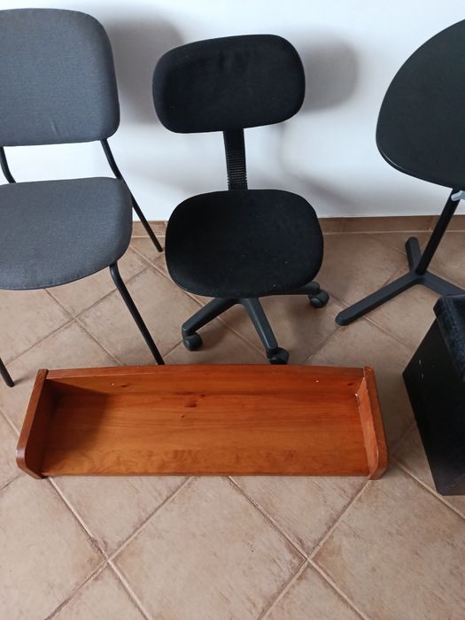 Cadeiras mesa prateleira e baú valor unitário