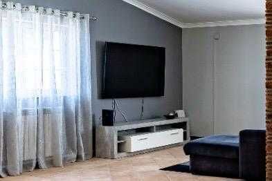 Móvel de TV Moderno – Estilo Industrial (Cinza Cimento e Branco) – Como Novo