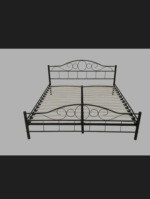 Metalowe lozko ze stelażem