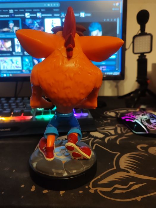 Figurka Crash Bandicoot stojak na kontroler lub telefon