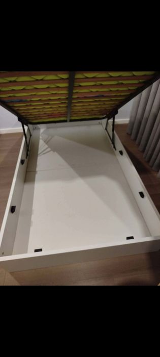 Cama de solteiro + mesa de cabeceira