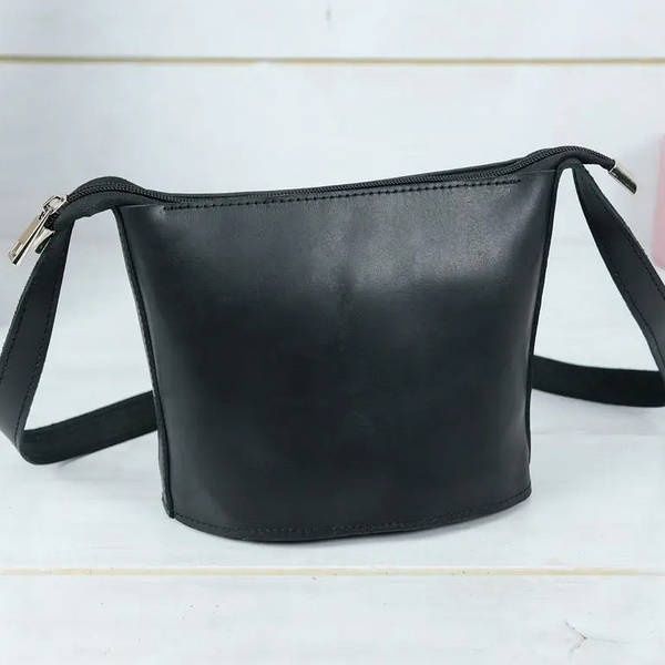 Нова шкіряна чорна сумка