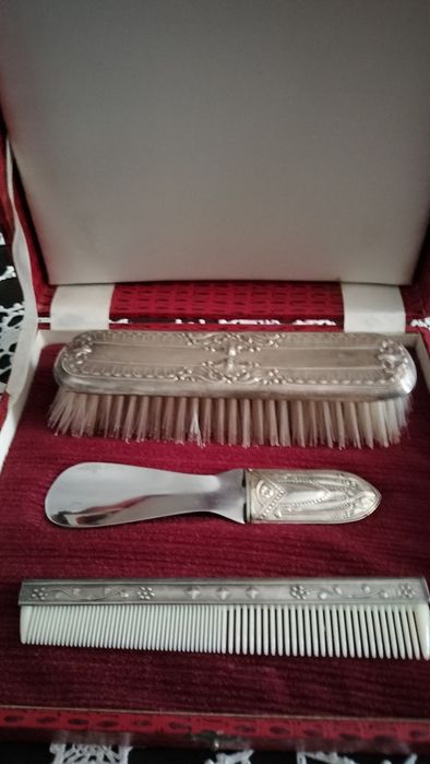 Lindo Conjunto em Prata (com uma escova, um pente e uma Calçadeira), com caixa.