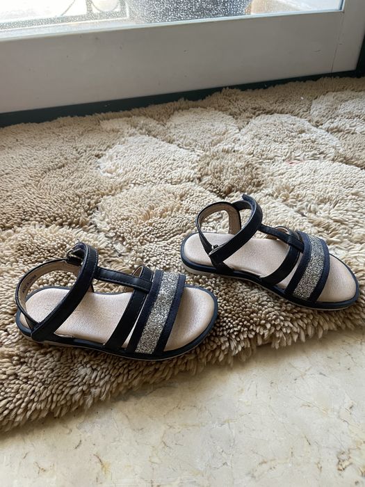 Sandalias azuis escuros com brilho prateado