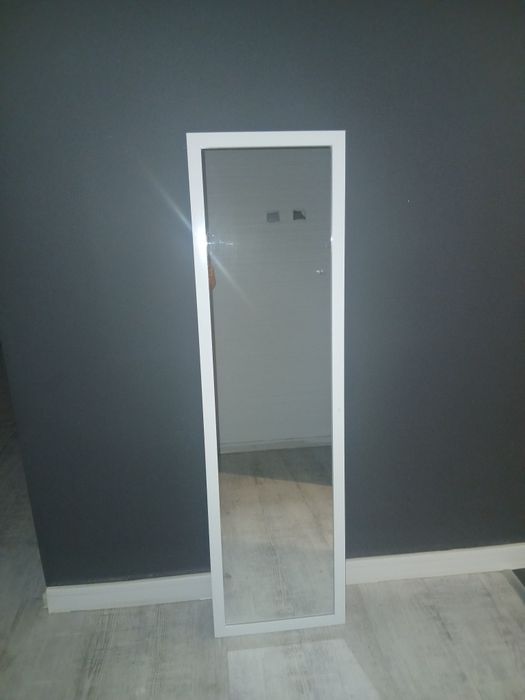 Lustro wiszące w ramie białej