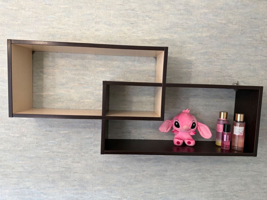 Полка на стіну в кімнату