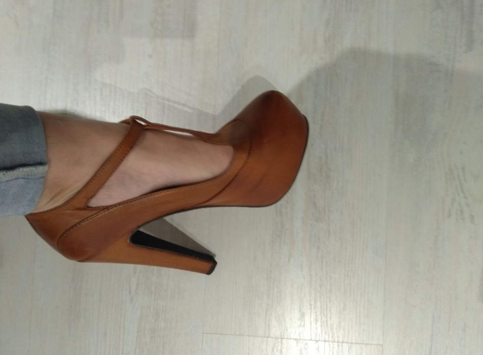 Sapato alto cor caramelo
