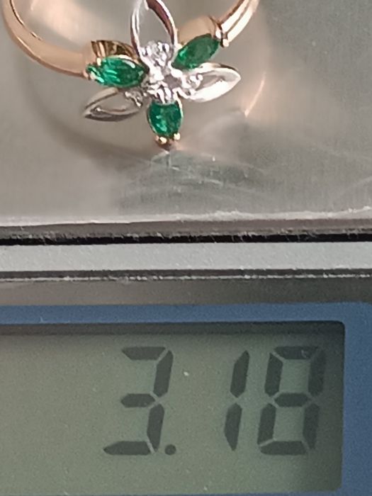 Каблучка золота 585 з діамантами та смарагдами 3,17г р.17,5-18