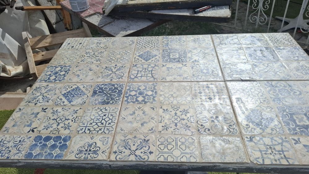 Mesa com azulejos antigos