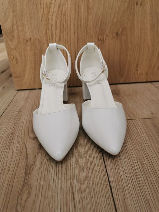 Buty ślubne na słupku lakierowane