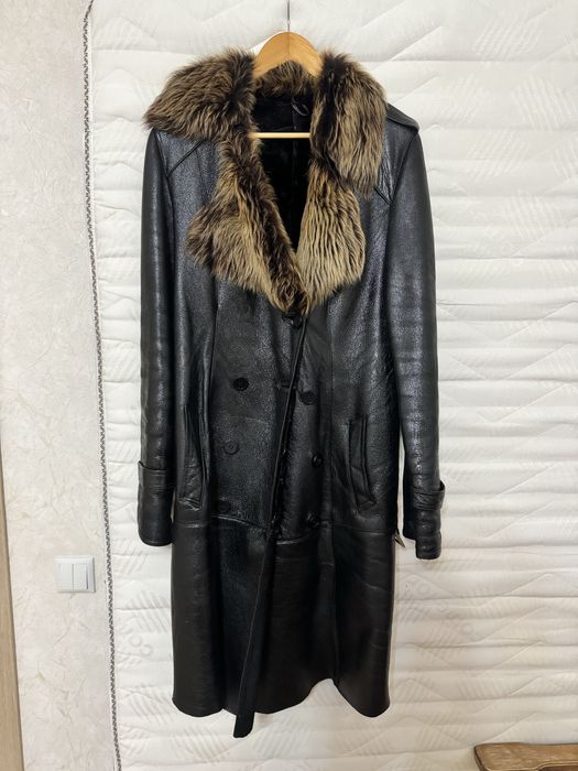 Шкіряне пальто з хутряним коміром