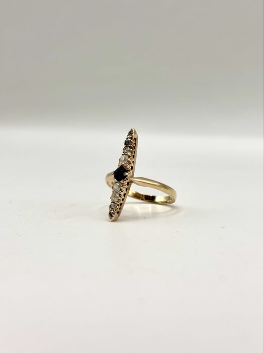 Złoty pierścionek z szafirem i diamentami